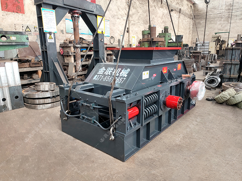 中型半自動(dòng)對輥破碎機(jī)發(fā)往廣東 破碎礦石