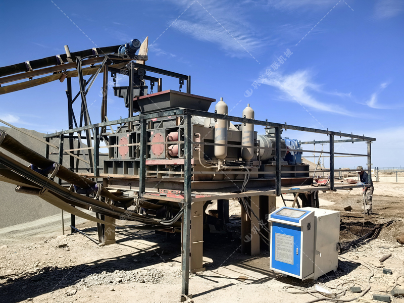 在挑選白云石對輥破碎機生產(chǎn)廠家時，該考慮哪些因素呢？