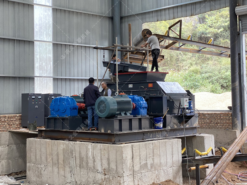 大型砂石廠購置一臺重型對輥破碎機(jī)需要投資多少？