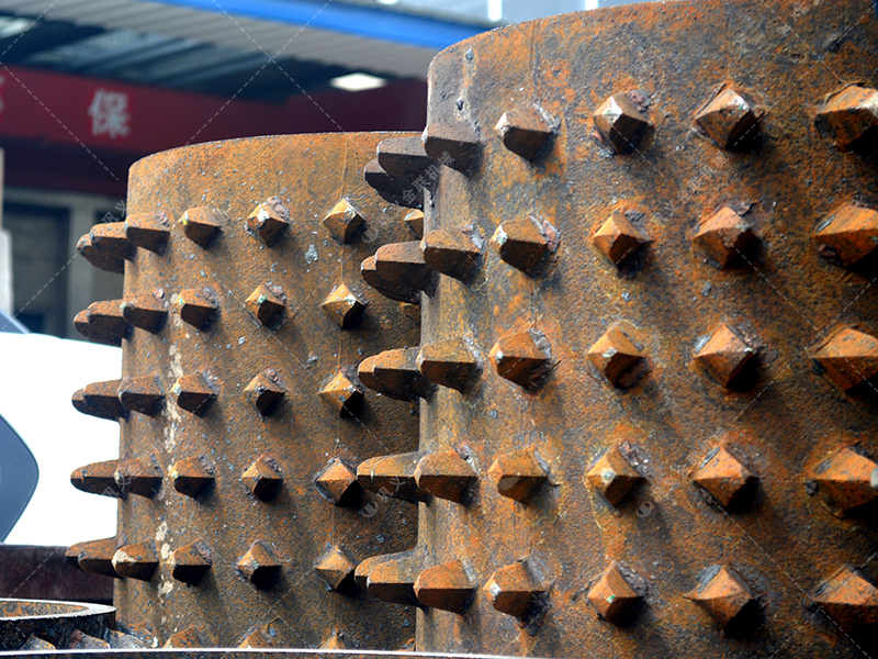 面對大塊高硬度的原煤與煤矸石，雙齒輥破碎機憑什么能“啃”得動？